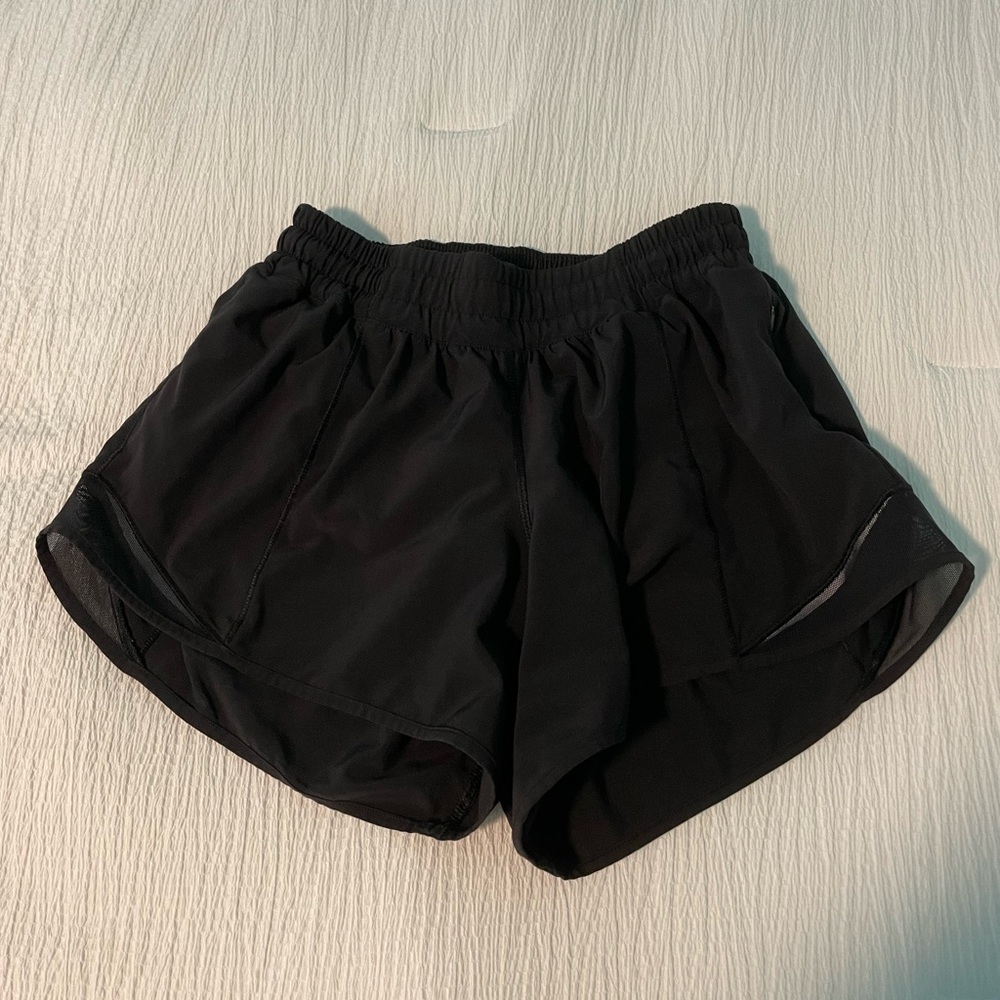 Lululemon Hotty hot 2.5” black shorts size 4